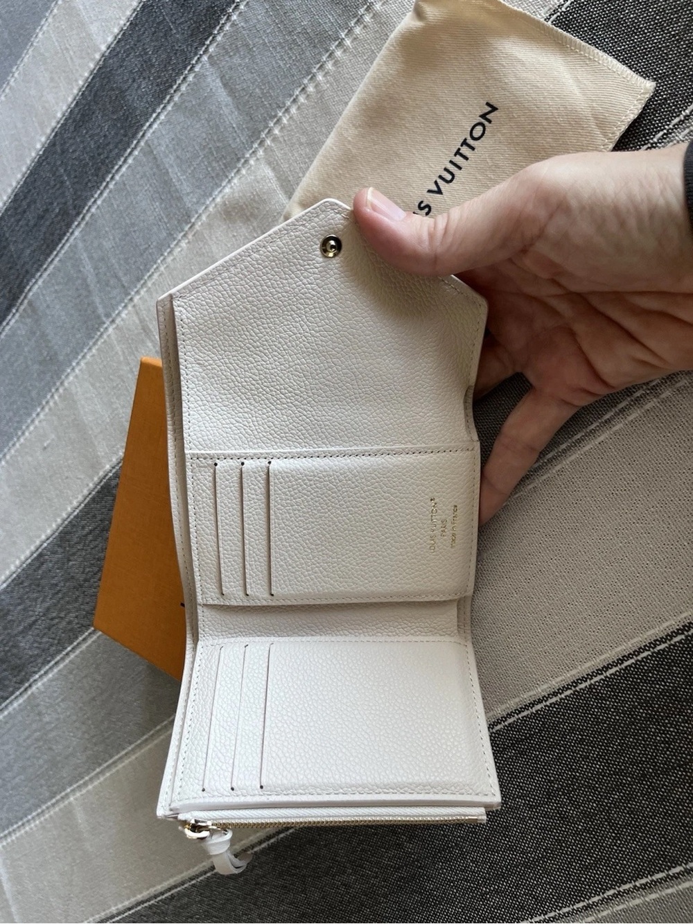 Louis Vuitton White Compact Wallet with Pastel Monogram - Picture 5 of 8